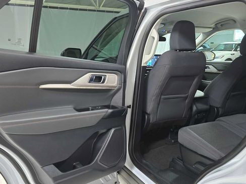 Used 2025 Ford Explorer Active AWD/4WD image 15
