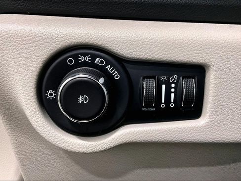 Used 2023 Chrysler Pacifica Touring-L image 17