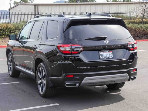 Used 2025 Honda Pilot Touring image 5