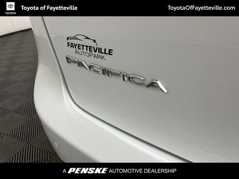 Used 2018 Chrysler Pacifica Touring Plus image 3