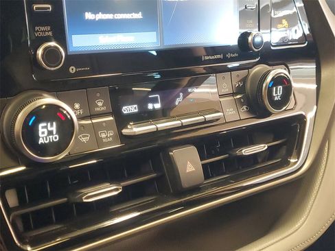 Used 2021 Toyota Highlander XLE image 29