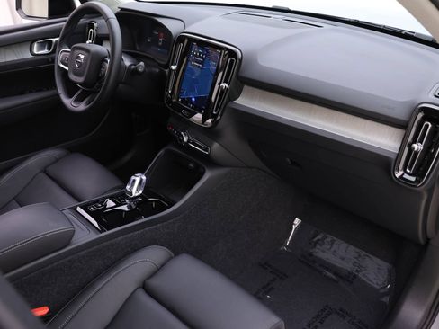 Certified 2025 Volvo XC40 B5 Plus w/ Protection Package Premier image 22