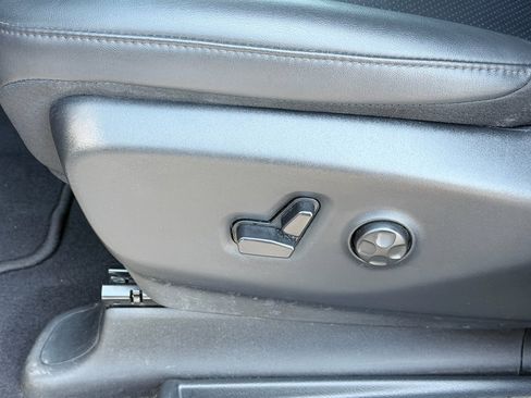 Used 2025 Chrysler Pacifica Select FWD image 24