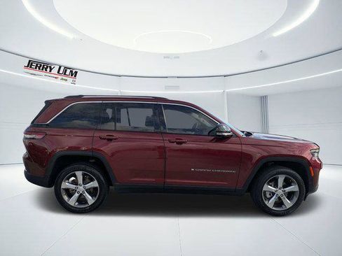 Certified 2022 Jeep Grand Cherokee Limited w/ Luxury Tech Group II RWD image 2