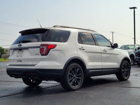 Used 2018 Ford Explorer XLT w/ Equipment Group 202A AWD/4WD image 4