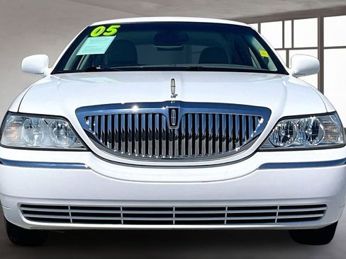 Used 2005 Lincoln Town Car Signature image 2