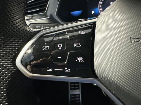 Certified 2022 Volkswagen Tiguan SE R-Line image 36