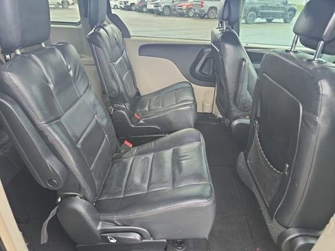 Used 2011 Chrysler Town & Country Touring image 14