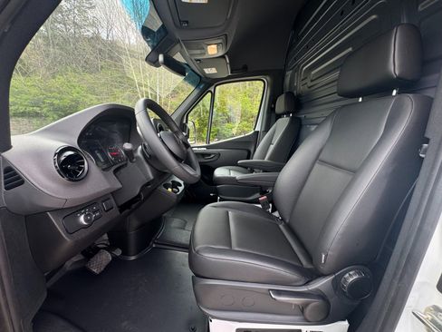 Used 2025 Mercedes-Benz Sprinter 2500 image 34