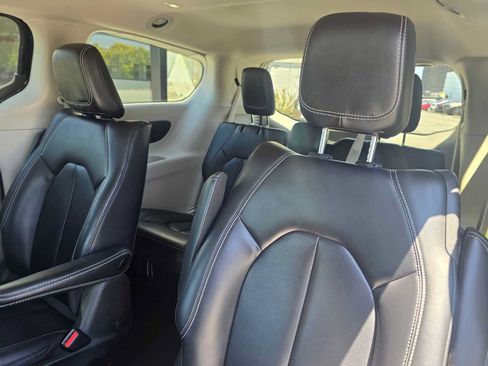Used 2023 Chrysler Pacifica Touring-L FWD image 18