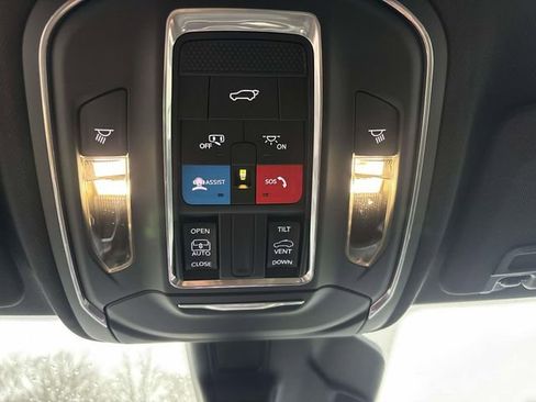 New 2025 Jeep Grand Cherokee Altitude image 13