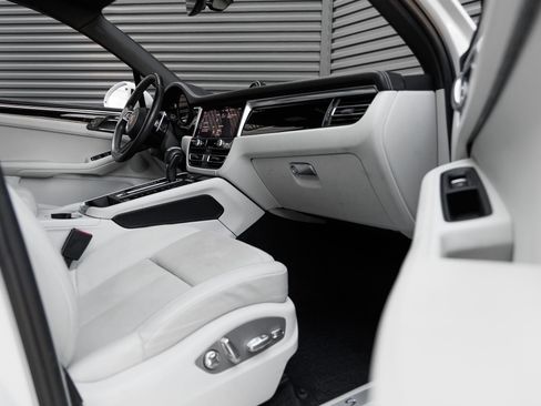 Certified 2022 Porsche Macan S AWD/4WD image 35