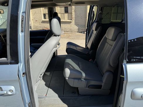 Used 2006 Chrysler Town & Country Touring image 60