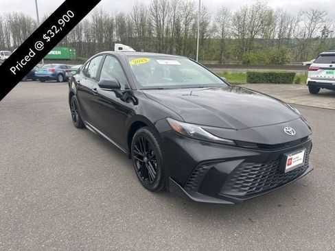 Used 2025 Toyota Camry SE AWD/4WD image 4