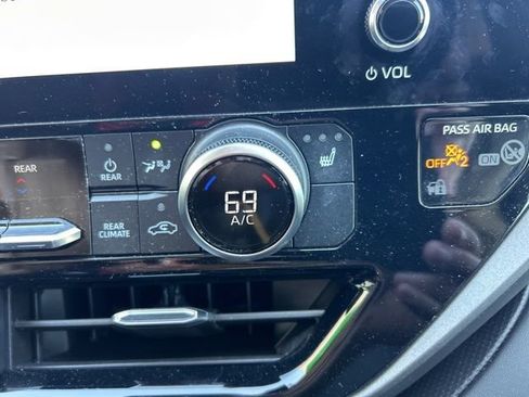 Used 2023 Toyota Highlander XLE image 20