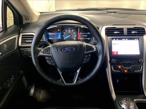 Used 2017 Ford Fusion SE w/ Equipment Group 201A image 5