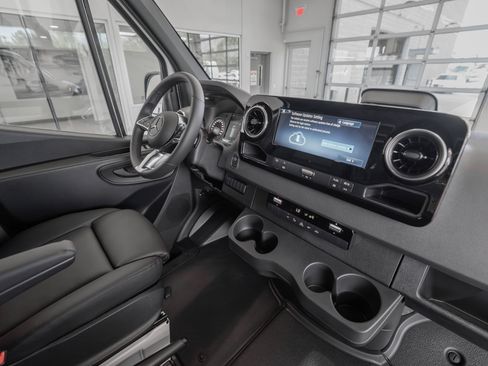 Used 2025 Mercedes-Benz Sprinter 2500 image 18