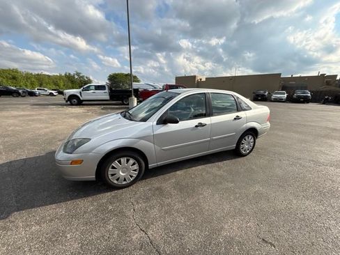 Used 2004 Ford Focus SE FWD image 2