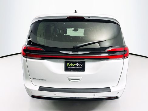 Used 2024 Chrysler Pacifica Touring-L image 7