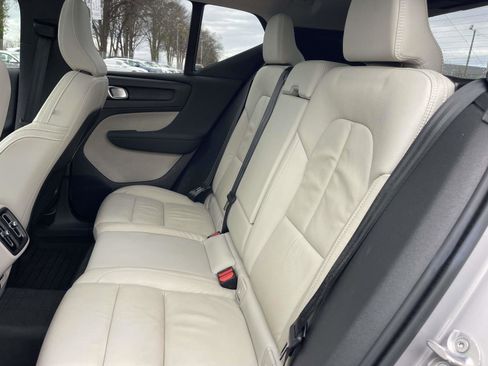 Certified 2023 Volvo XC40 B5 Ultimate w/ Climate Package image 12