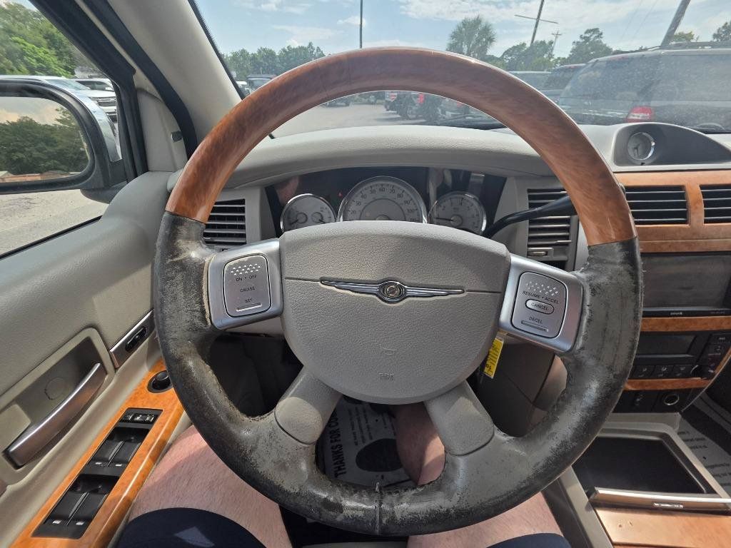 Used 2009 Chrysler Aspen Limited RWD image 16