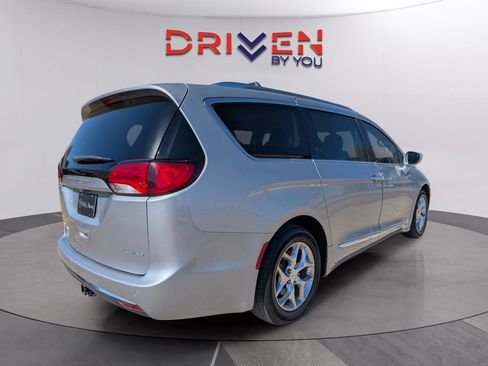 Used 2018 Chrysler Pacifica Limited image 5