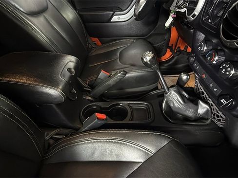 Used 2015 Jeep Wrangler Unlimited Rubicon image 34
