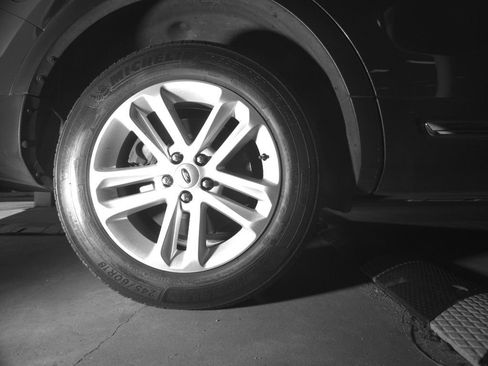Used 2017 Ford Explorer XLT w/ Equipment Group 202A FWD image 9