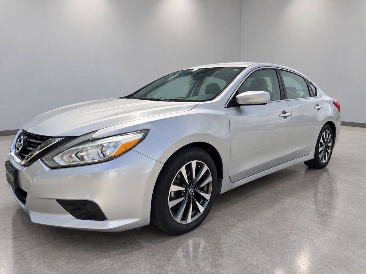 Used 2017 Nissan Altima 2.5 SV FWD image 1