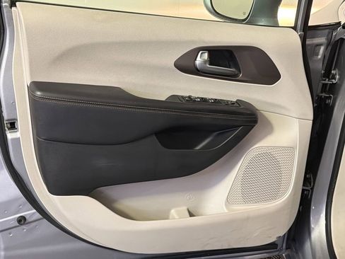 Used 2018 Chrysler Pacifica Touring-L Plus image 16