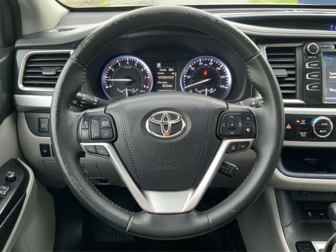 Used 2017 Toyota Highlander XLE AWD/4WD image 16