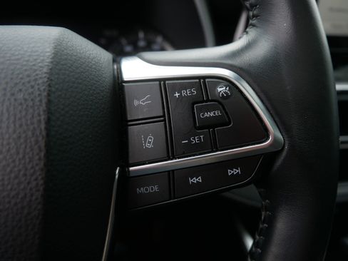 Used 2020 Toyota Highlander XLE AWD/4WD image 28