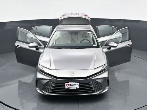 Used 2025 Toyota Camry XLE AWD/4WD image 43