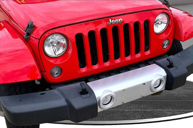 Used 2015 Jeep Wrangler Unlimited Sahara w/ Connectivity Group AWD/4WD image 32