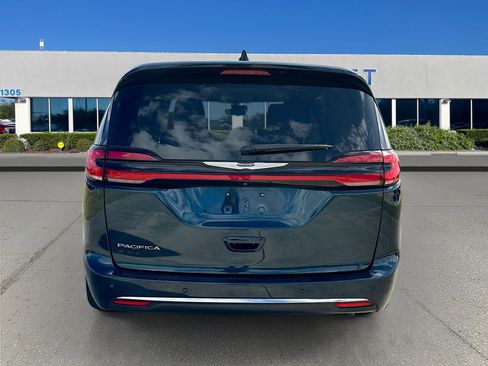 Used 2023 Chrysler Pacifica Touring-L image 6