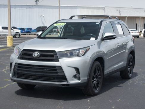 Used 2019 Toyota Highlander SE FWD image 2