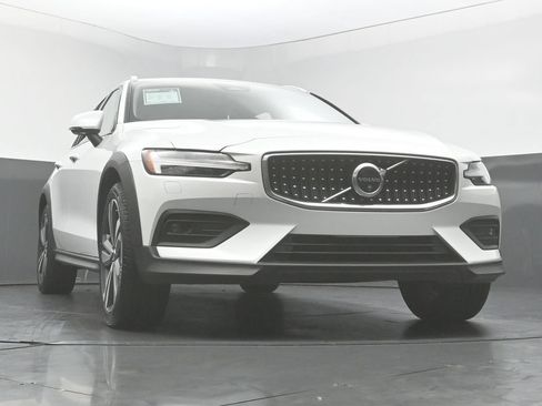 Used 2025 Volvo V60 B5 Cross Country Plus AWD/4WD image 45