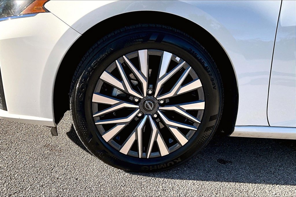 Used 2025 Nissan Altima 2.5 SV FWD image 11