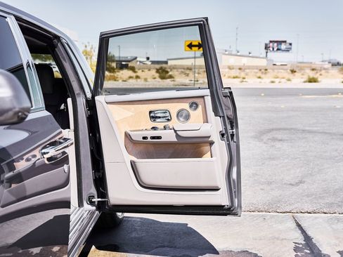 Used 2025 Rolls-Royce Phantom Sedan RWD image 31