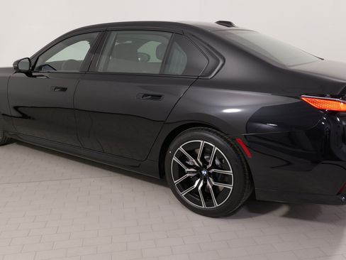 Used 2023 BMW 760i xDrive image 12