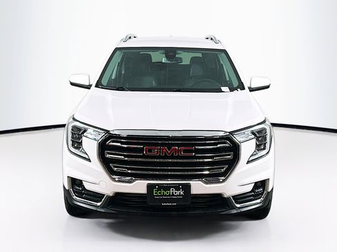 Used 2024 GMC Terrain SLT image 2
