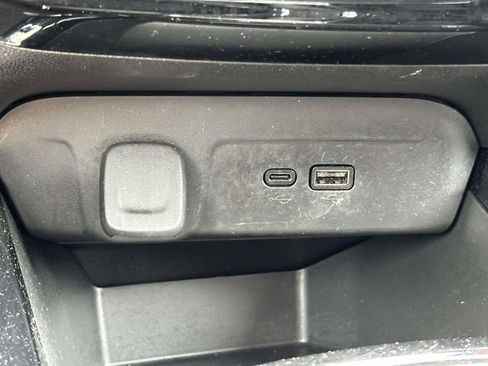 Used 2025 Chevrolet Trax LT w/ LT Convenience Package FWD image 19