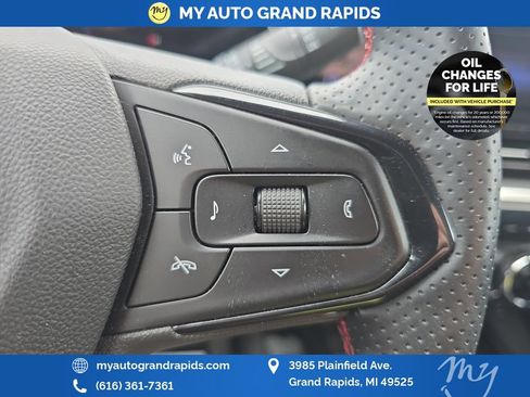 Used 2025 Chevrolet Trax RS FWD image 16