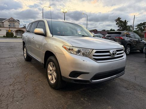 Used 2012 Toyota Highlander FWD w/ Cold Weather Pkg image 3