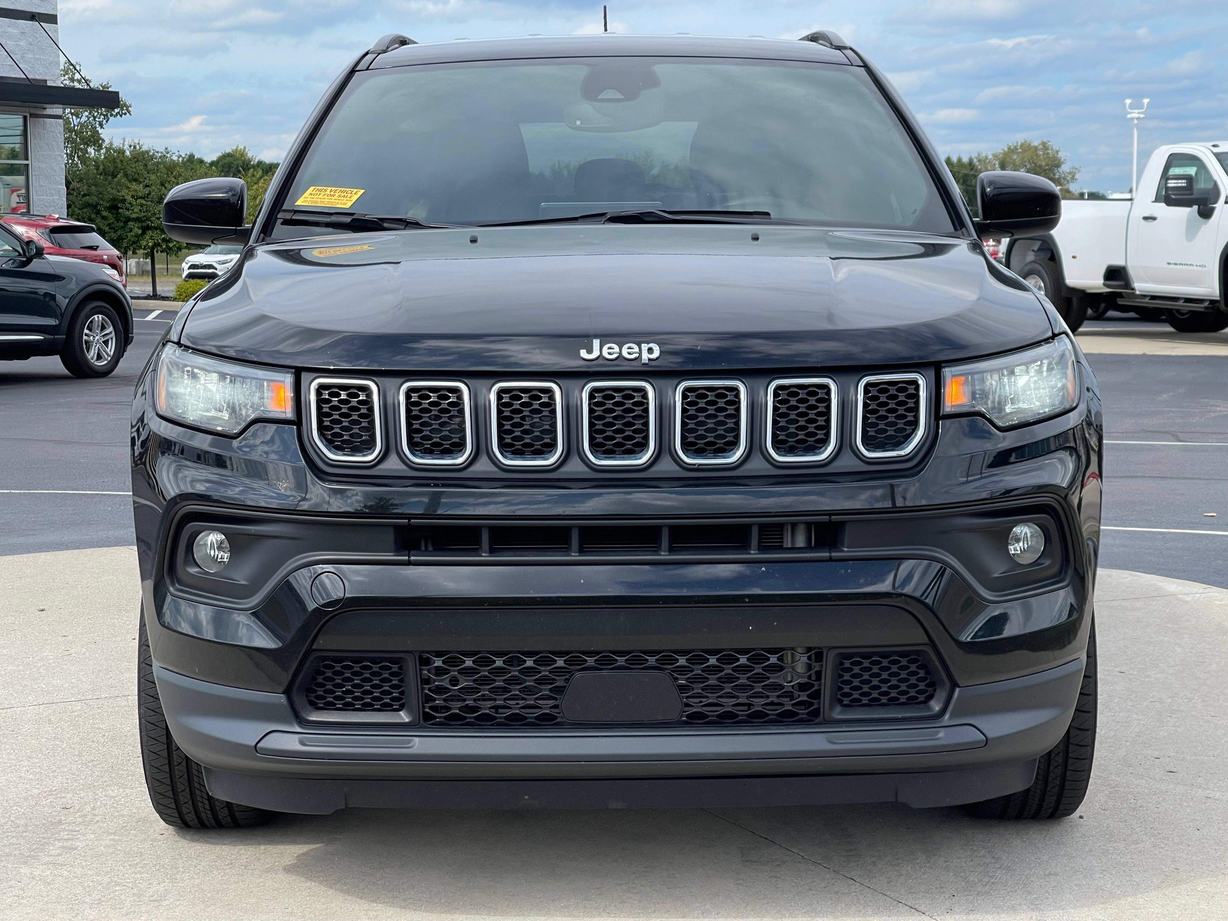 Used 2023 Jeep Compass Latitude w/ Convenience Group AWD/4WD image 2