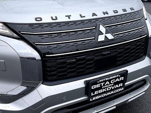 Used 2023 Mitsubishi Outlander SE image 28