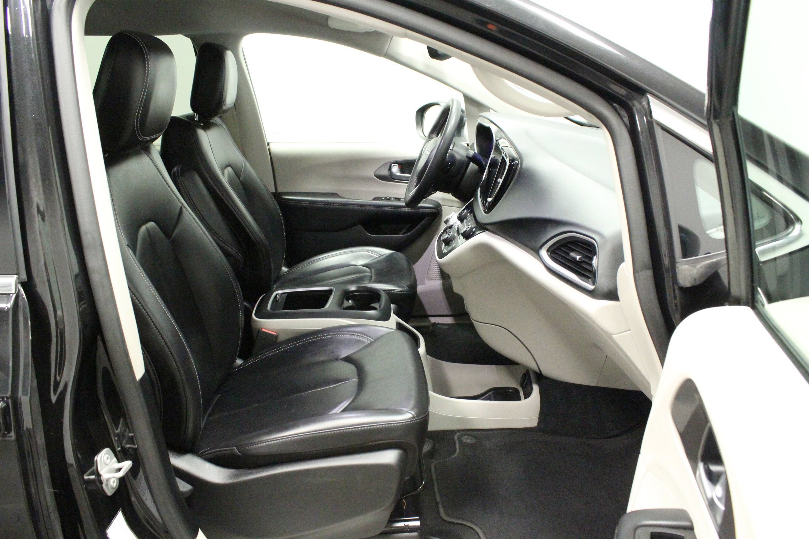 Used 2023 Chrysler Pacifica Touring-L FWD image 16