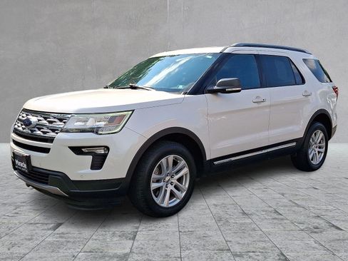 Used 2019 Ford Explorer XLT w/ Equipment Group 202A AWD/4WD image 3