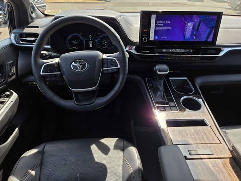 Certified 2025 Toyota Sienna Platinum AWD/4WD image 21