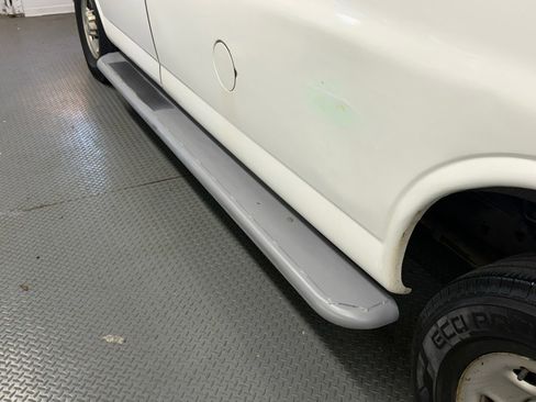 Used 2018 Chevrolet Express 2500 w/ Driver Convenience Package RWD image 15